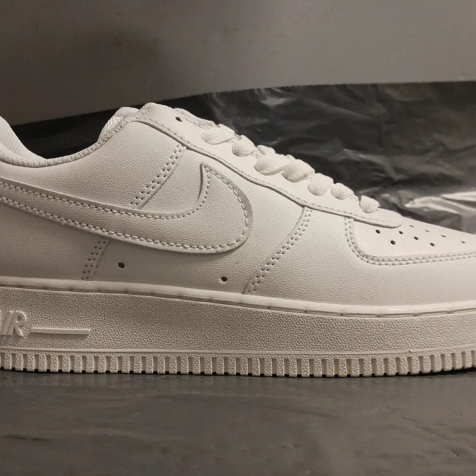 BOXED PAIR OF NIKE AIR FORCE 1 '07 SHOES IN WHITE UK SIZE 7.5