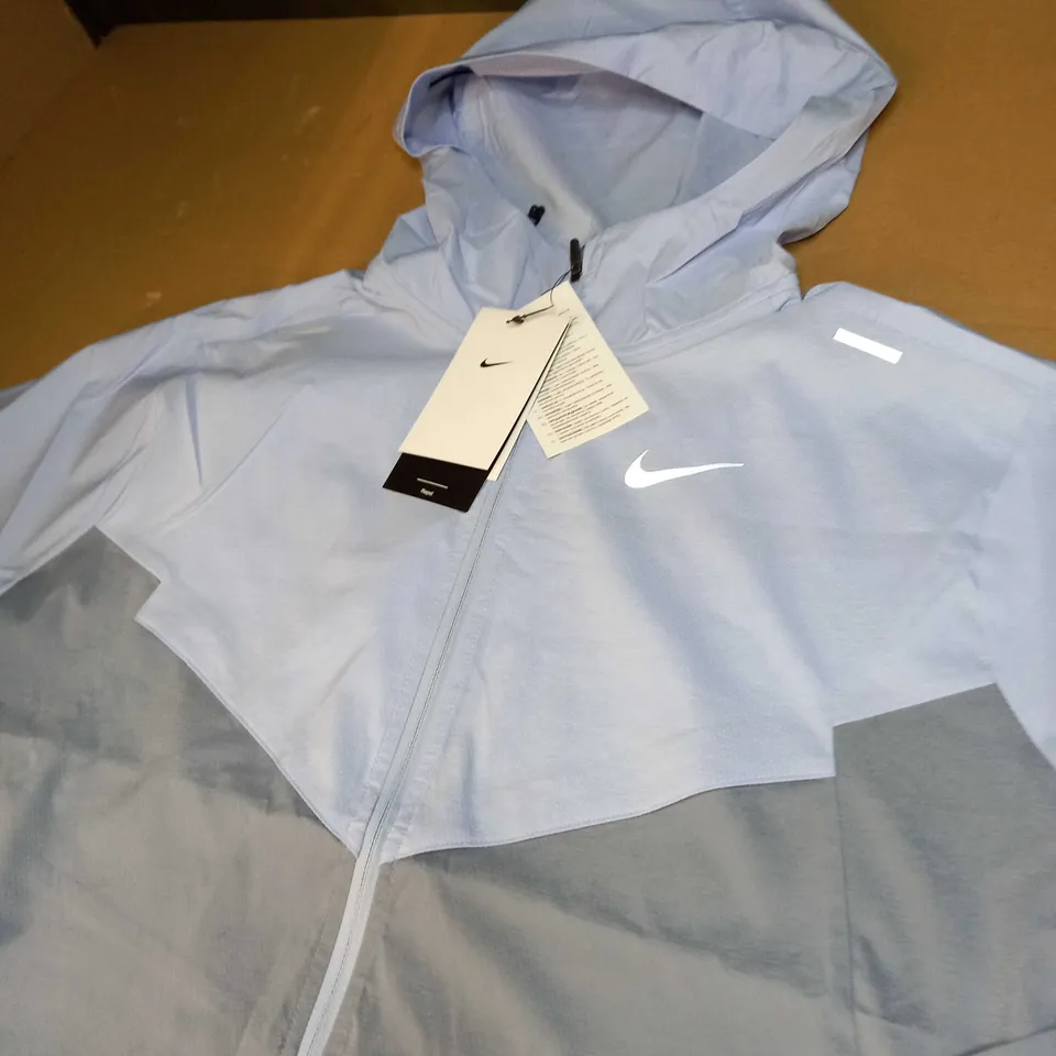 NIKE LIGHTWEIGHT ZIPPED JACKET SIZE M