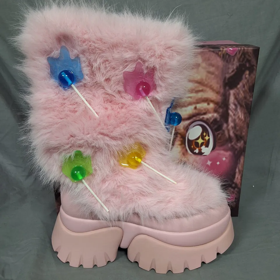 BOXED KOI HAIRY LOLLIPOP SNOW BOOTS IN PINK - UK 6