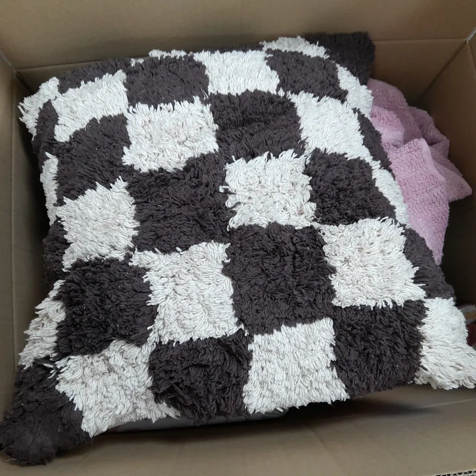 APPROXIMATELY 8 ASSORTED HOUSEHOLD ITEMS TO INCLUDE VARIOUS BEDDING IN VARIOUS SIZES AND STYLES