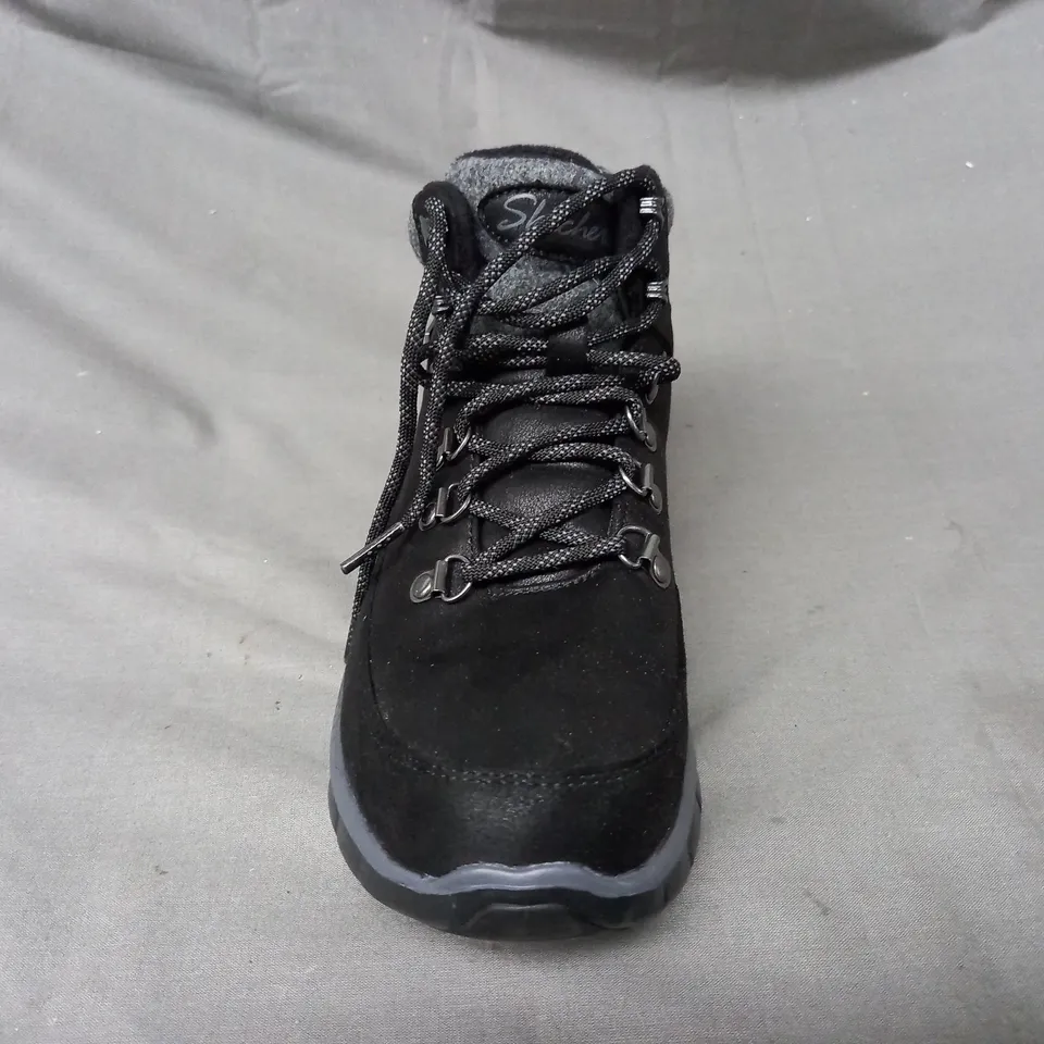BOXED PAIR OF SKECHERS BOOTS IN BLACK SIZE 4.5