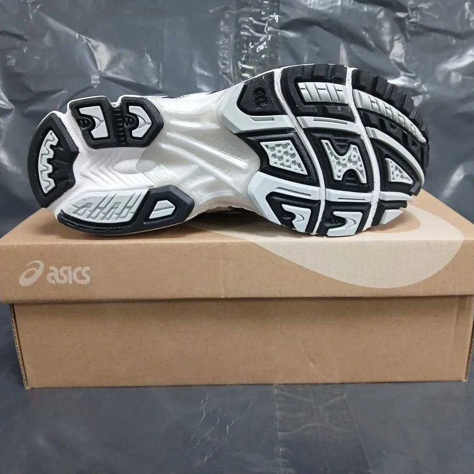 BOXED PAIR OF ASICS GEL-KAYANO 14 TRAINERS IN WHITE/GREY SIZE UK 4.5