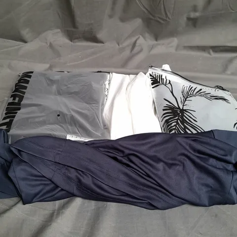 BOX OF APPROXIMATELY 25 ASSORTED CLOTHING ITEMS TO INCLUDE - T-SHIRT , TROUSERS , JEANS , ETC