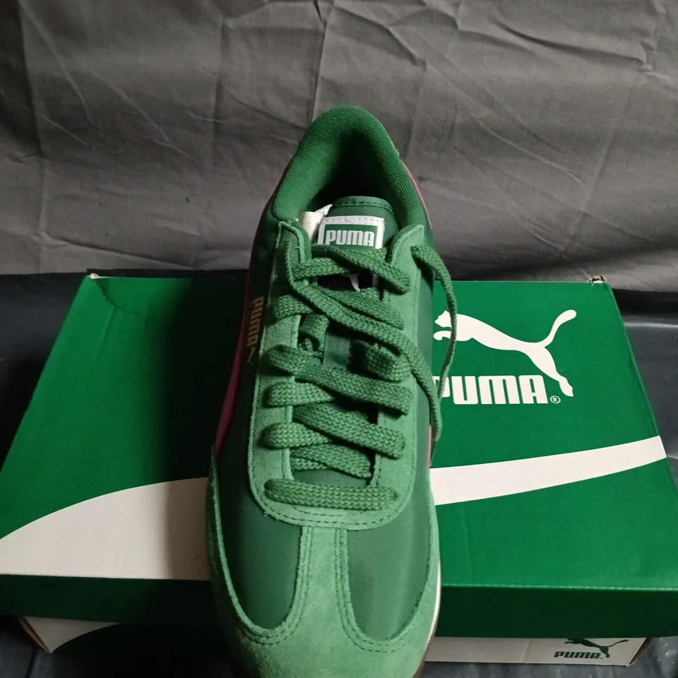 BOXED PAIR OF PUMA EASY RIDER VINTAGE SNEAKERS – GUK SIZE 8