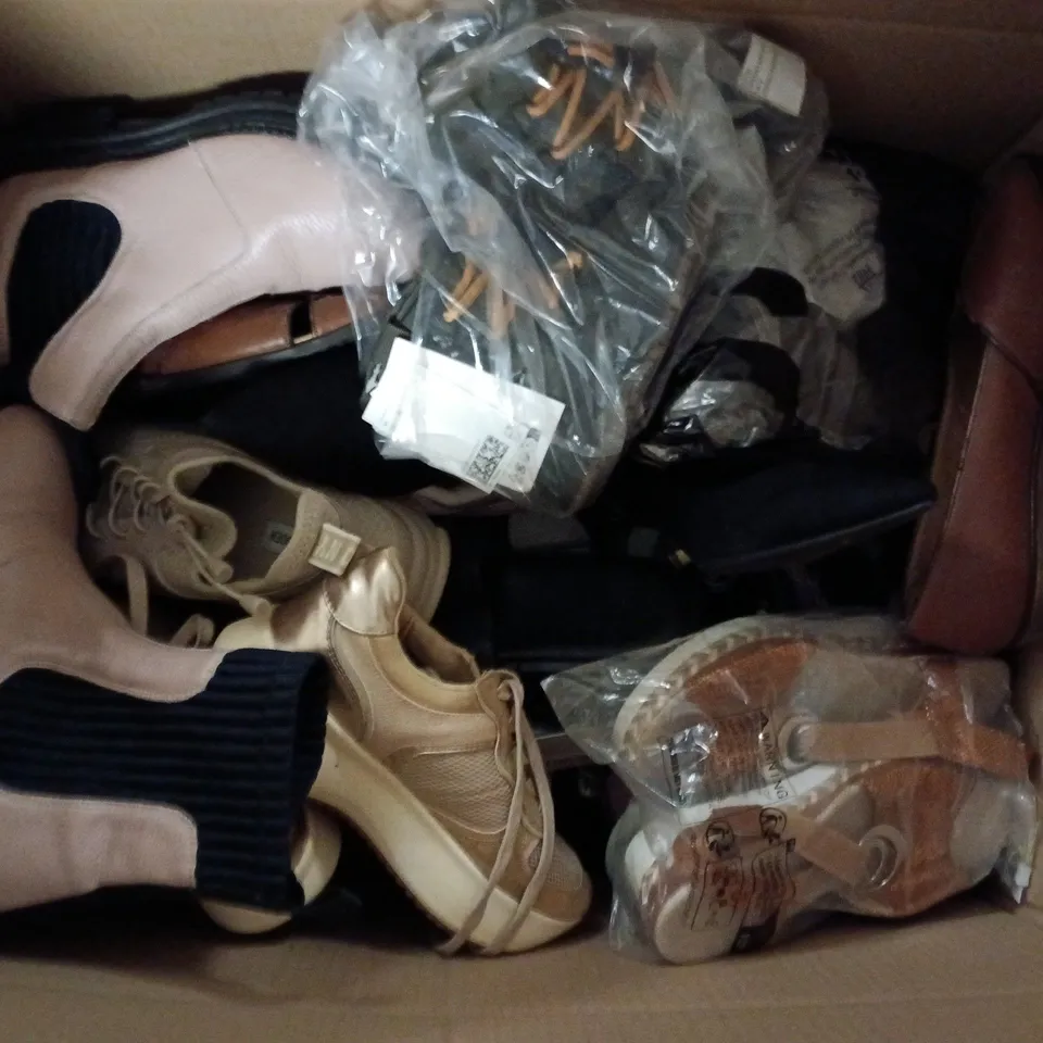 APPROXIMATELY 15 ASSORTED PAIRS OF SHOES AND FOOTWEAR ITEMS IN VARIOUS STYLES AND SIZES TO INCLUDE CAPRICE, ZARA, M&S, ETC