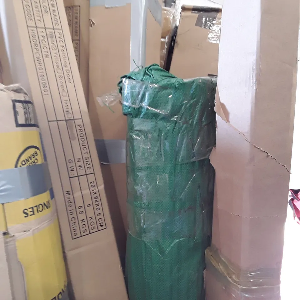 LOT OF APPROXIMATELY 11 ASSORTED ITEMS TO INCLUDE PIC FOLDING DOORS, BAMBOO SCREENING AND 60M CLOTHING AIRER / COLLECTION ONLY
