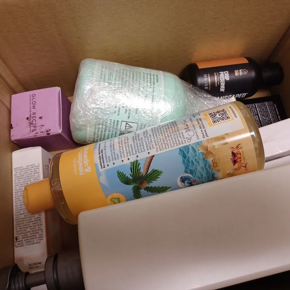 APPROXIMATELY 10 ASSORTED HEALTH AND BEAUTY PRODUCTS TO INCLUDE LANZA HEALING VOLUME THICKENING CONDITIONER, JOHN MASTERS ORGANICS HAIR SPRAY, CHILDS FARM HAIR AND BODY WASH