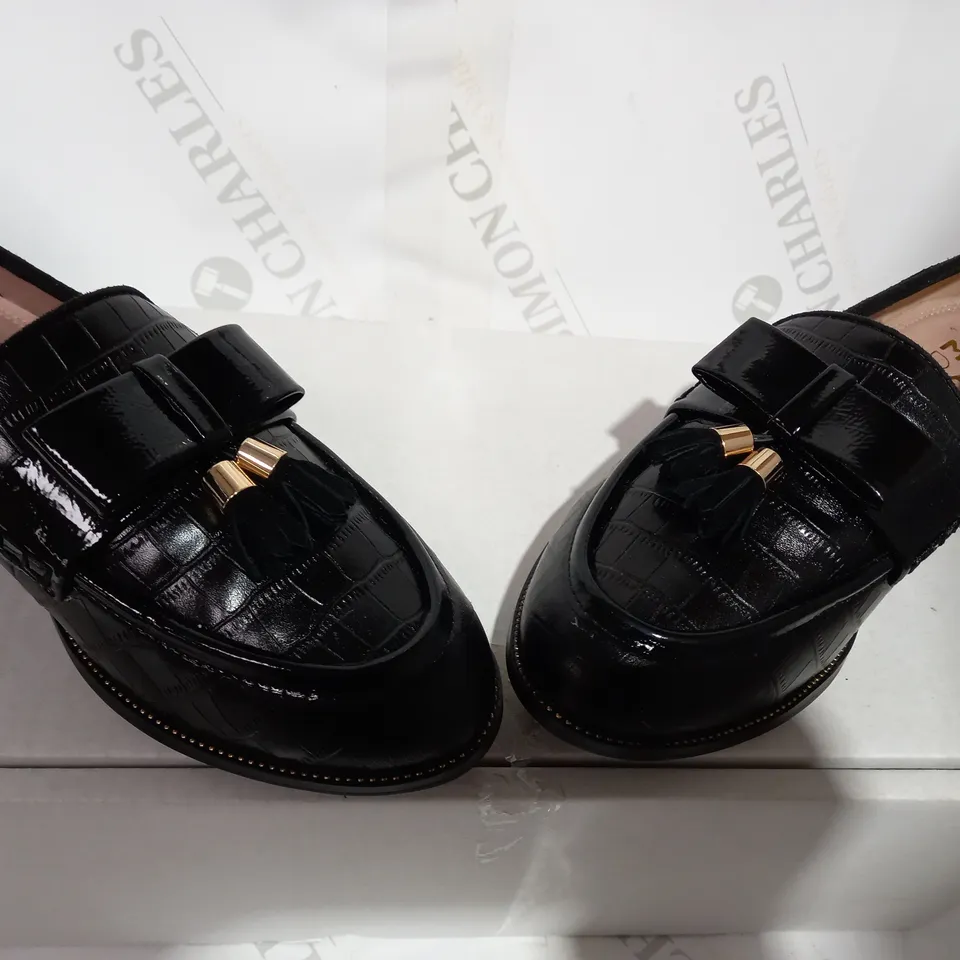 BOXED PAIR OF MODA BLACK LOAFERS  - SIZE 7