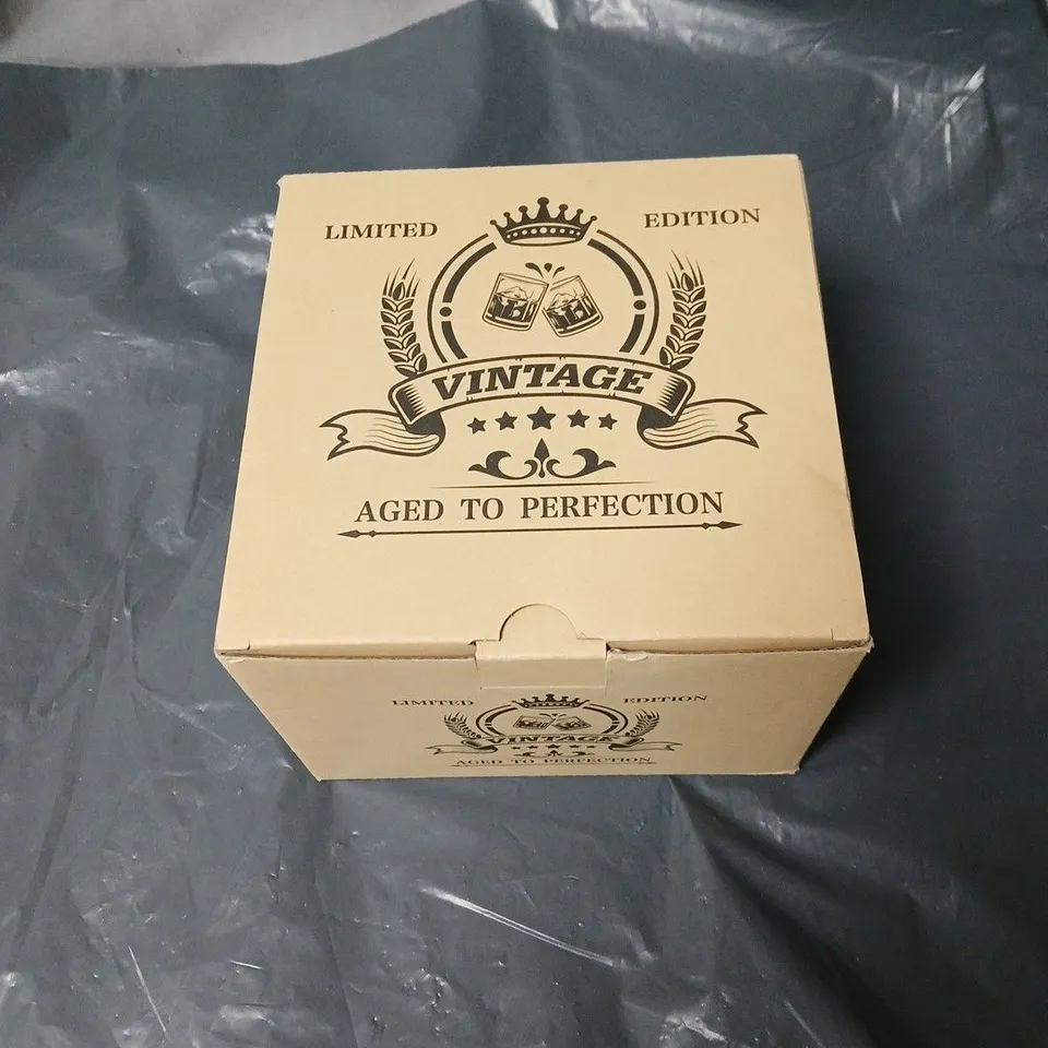 LIMITED EDITION VINTAGE GIFT SET IN WOODEN BOX – 'DAD THE LEGEND' GLASS 