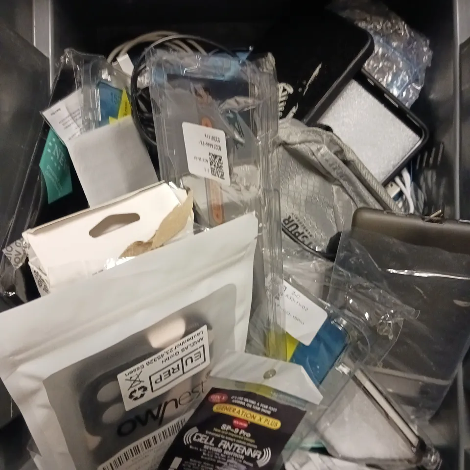 APPROXIMATELY 25 ASSORTED SMARTPHONE ACCESSORIES TO INCLUDE PROTECTIVE CASES, CHARGING CABLES, SCREEN PROTECTORS ETC 