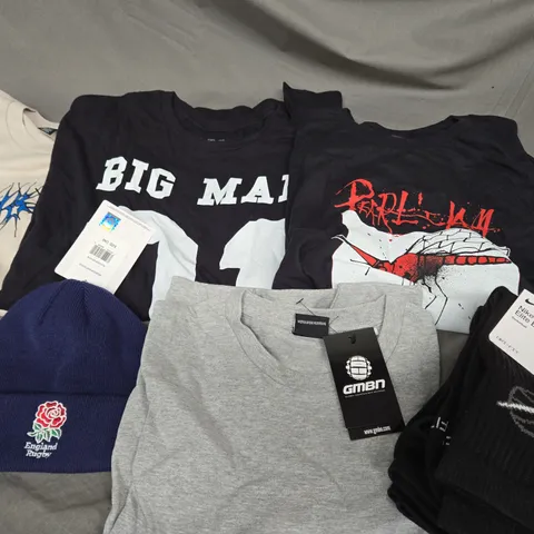 6 ASSORTED CLOTHING ITEMS TO INCLUDE NIKE ELITE EVERYDAY CREW SOCKS SIZE 8-11, ENGLAND RUGBY BEANIE, GILDAN PEARL JAM T-SHIRT