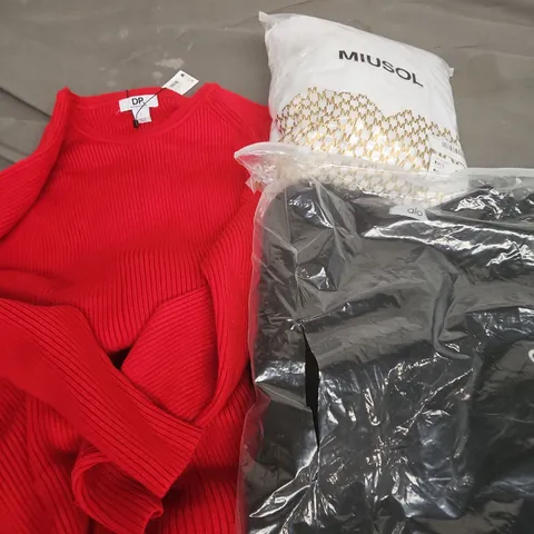 APPROXIMATELY 20 ASSORTED CLOTHING PRODUCTS IN VARIOUS STYLES & SIZES TO INCLUDE PANTS, T-SHIRTS, DRESSES ETC