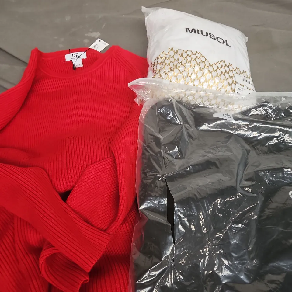 APPROXIMATELY 20 ASSORTED CLOTHING PRODUCTS IN VARIOUS STYLES & SIZES TO INCLUDE PANTS, T-SHIRTS, DRESSES ETC