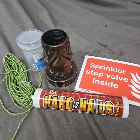 APPROXIMATELY 15 ASSORTED HOUSEHOLD ITEMS TO INCLUDE FOOD STORAGE BOX, SAFETY SIGN, ROPE ETC