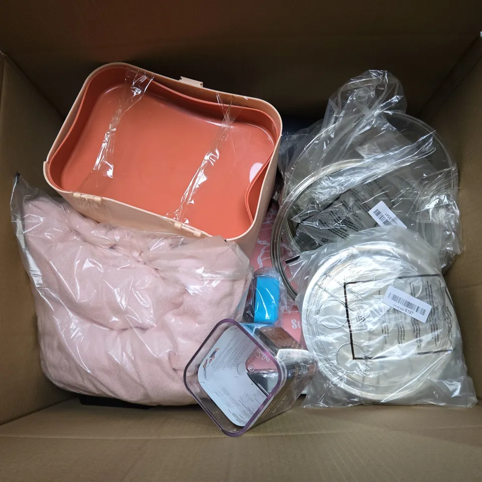 LARGE BOX OF APPROXIMATELY 8 ASSORTED HOUSEHOLD GOODS TO INCLUDE JEWELLERY BOX, AROMA DIFFUSER, AND DISPOSABLE BBQ ETC. 