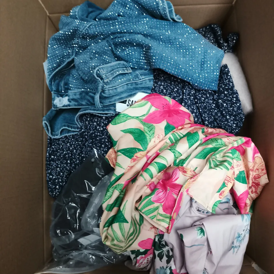 LARGE BOX OF APPROXIMATELY 25 ASSORTED CLOTHING ITEMS IN VARIOUS COLOURS, STYLES AND SIZES - COLLECTION ONLY