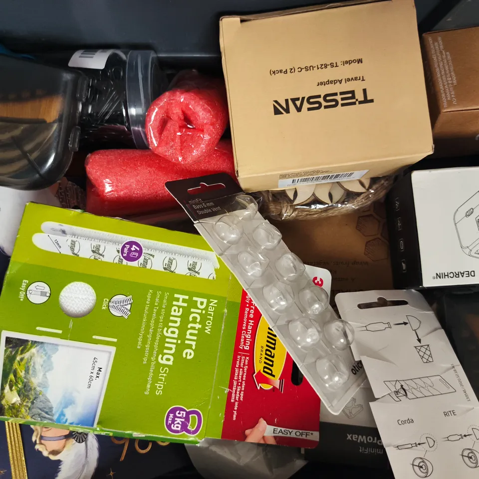 APPROXIMATELY 10 ASSORTED HOUSEHOLD ITEMS