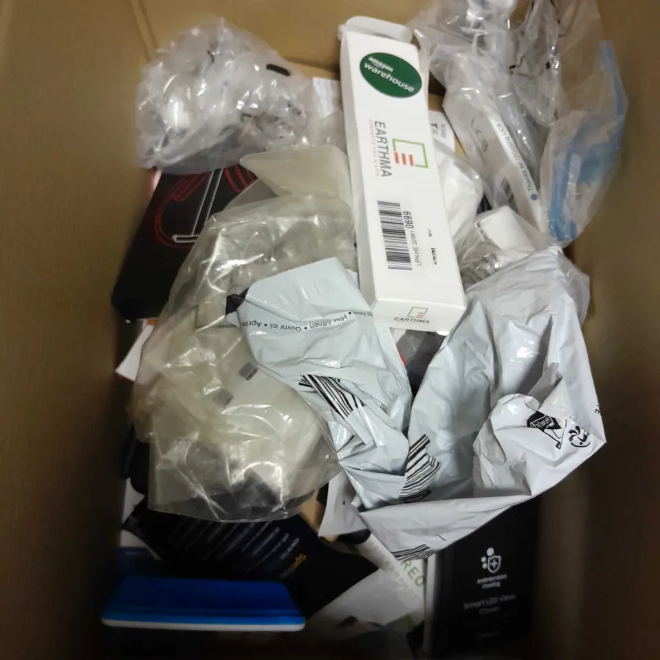 BOX OF APPROX 30 ELETRICAL ITEMS AND ACCESSORIES TO INCLUDE JBL GO3 PORTABLE SPEAKER, MEOLIGR WIRELESS CHARGER, HANDY STITCH HANDHELD SEWING MACHINE ETC 