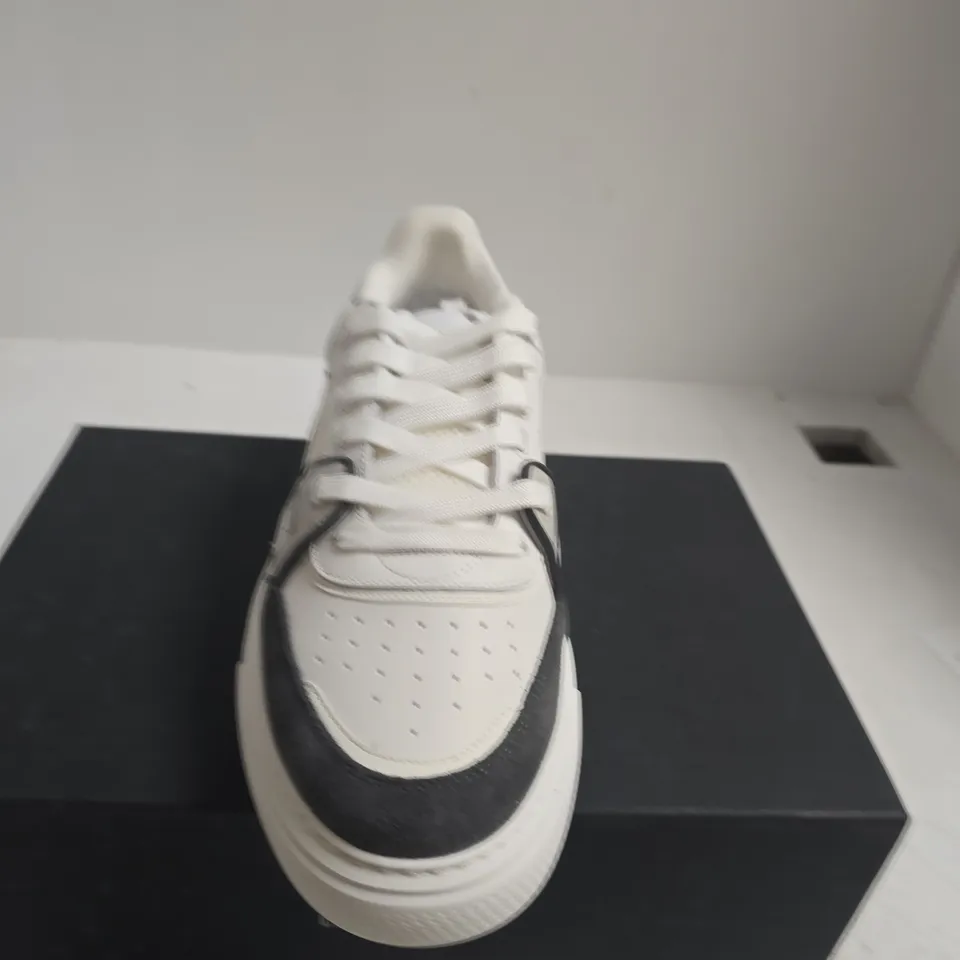 BOXED PAIR OF ARNE ATLAS TRAINERS - UK SIZE 11
