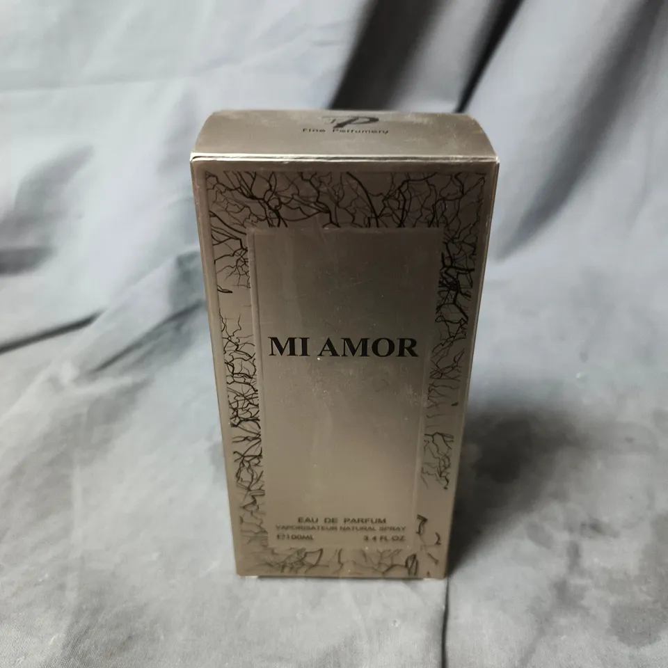 BOX OF APPROXIMATELY 20 ASSORTED ITEMS TO INCLUDE: ROSE TABLE LAMP AND MI AMOR PARFUM