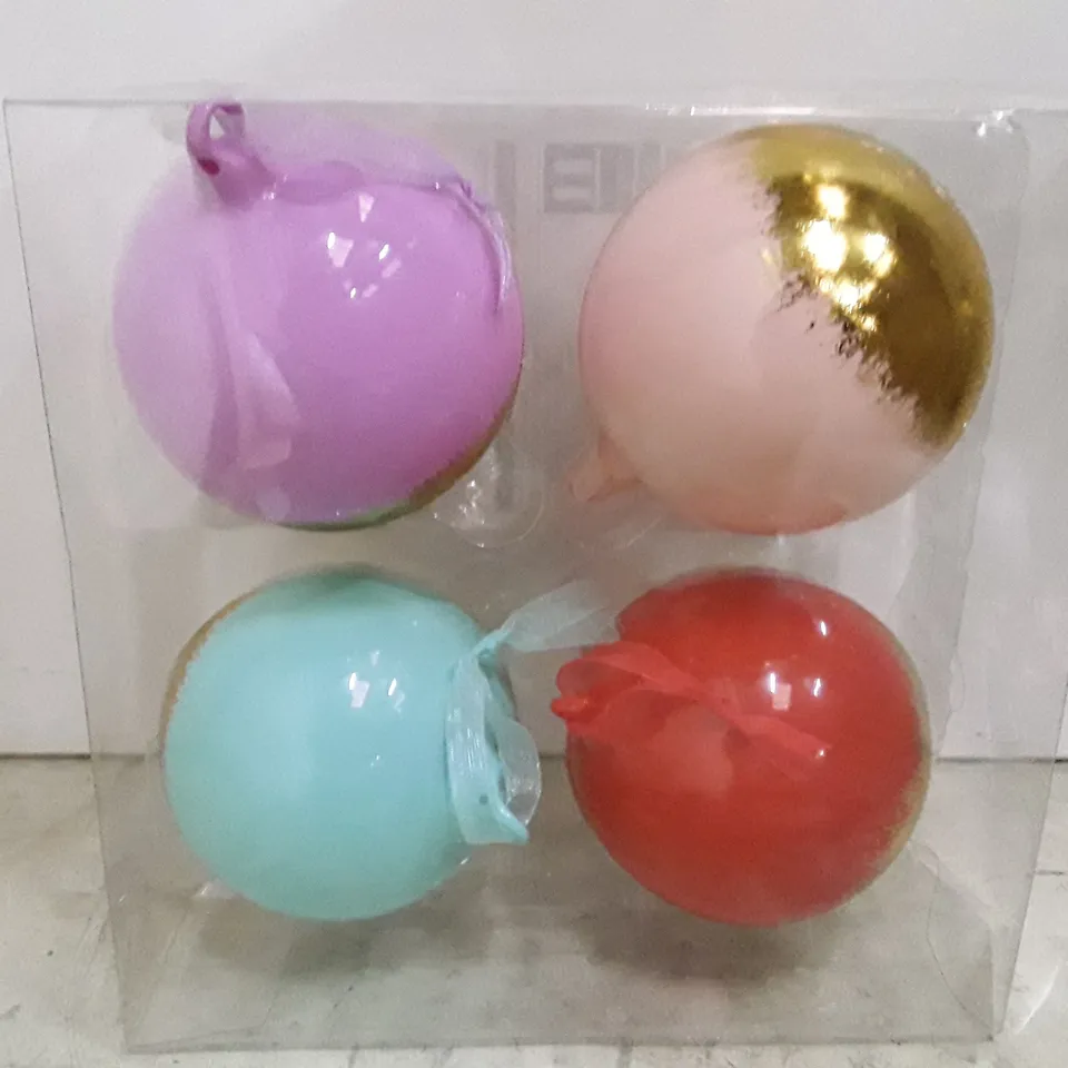 BOX CONTAINING APPROXIMATELY 10 BRAND NEW BOXED GLASS BAUBLE 4PKS