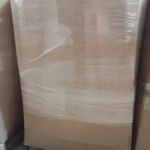 PALLET CONTAINING A LARGE QUANTITY OF PILLOWS
