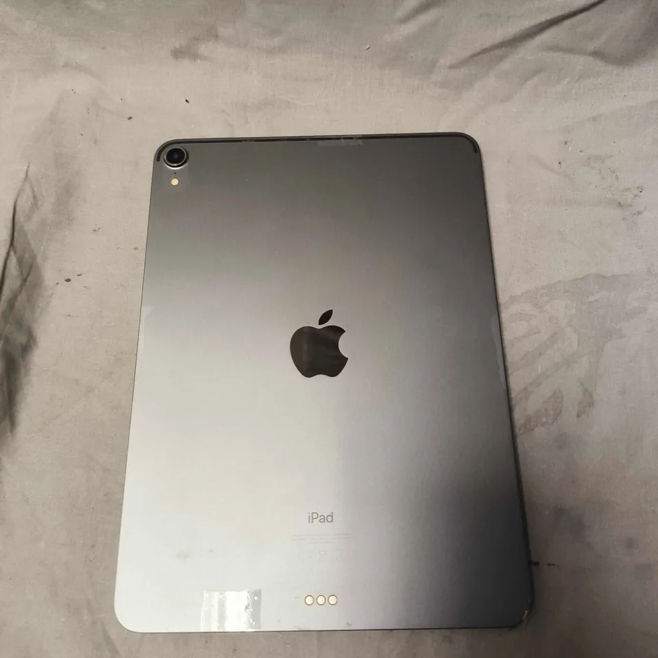 APPLE IPAD TABLET - A1980