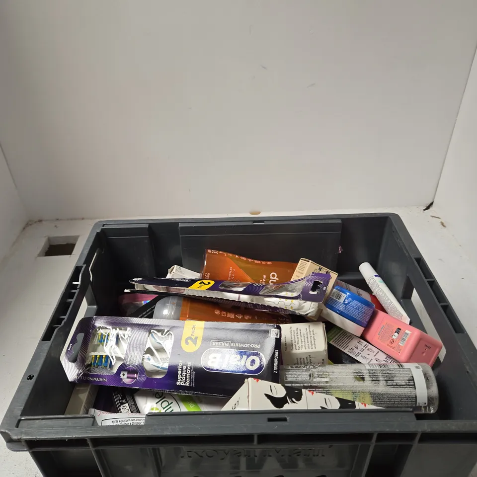 TOTE OF APPROXIMATELY 10 ASSORTED BEAUTY PRODUCTS INCLUDING ORAL-B TOOTHBRUSHES, LA ROCHE-POSAY MICELLAR WATER AND KOJIE SAN SOAP