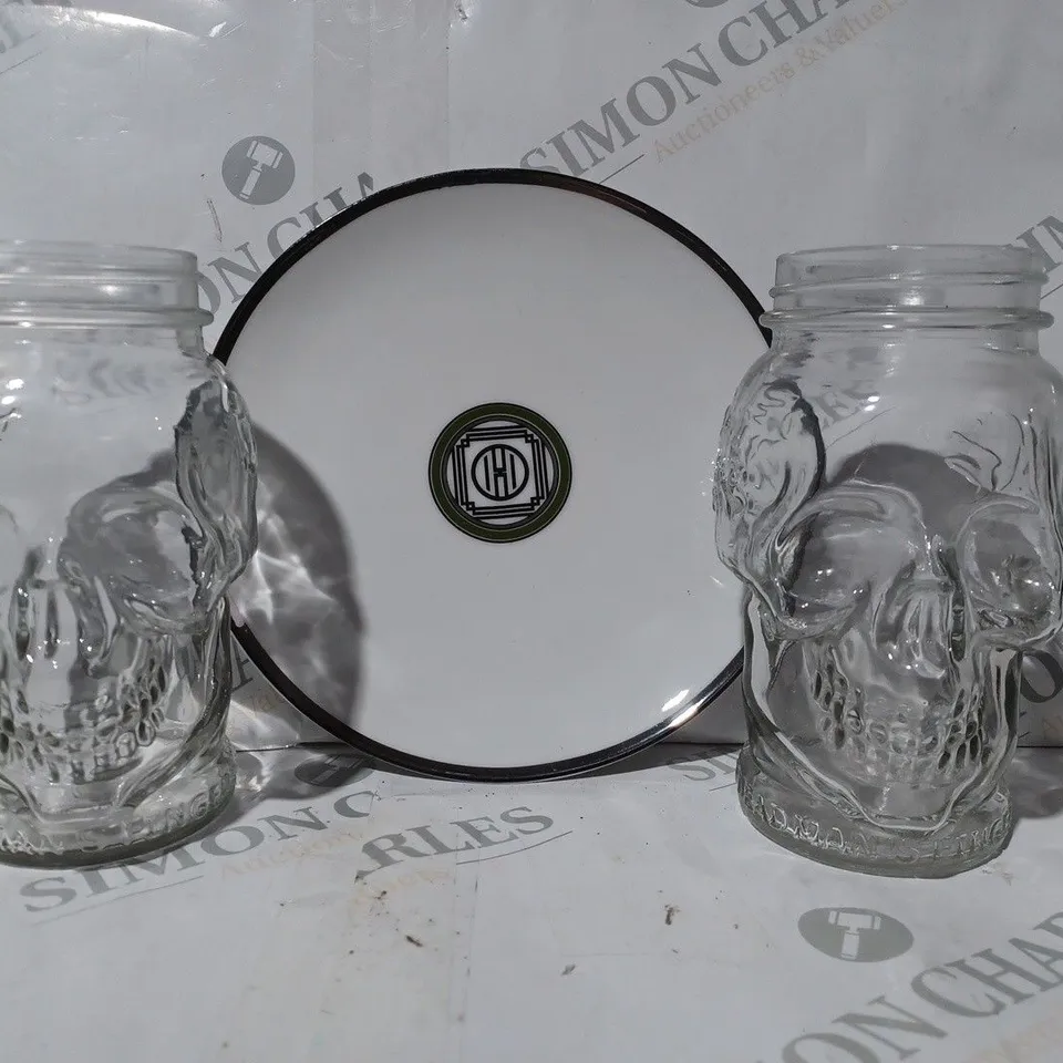 APPROXIMATELY 5 ASSORTED HOUSEHOLD ITEMS TO INCLUDE DEAD MAN'S FINGERS SKULL SHAPED GLASS, H&M CERAMIC PLATE W. SILVER EFFECT DETAIL, ETC - COLLECTION ONLY