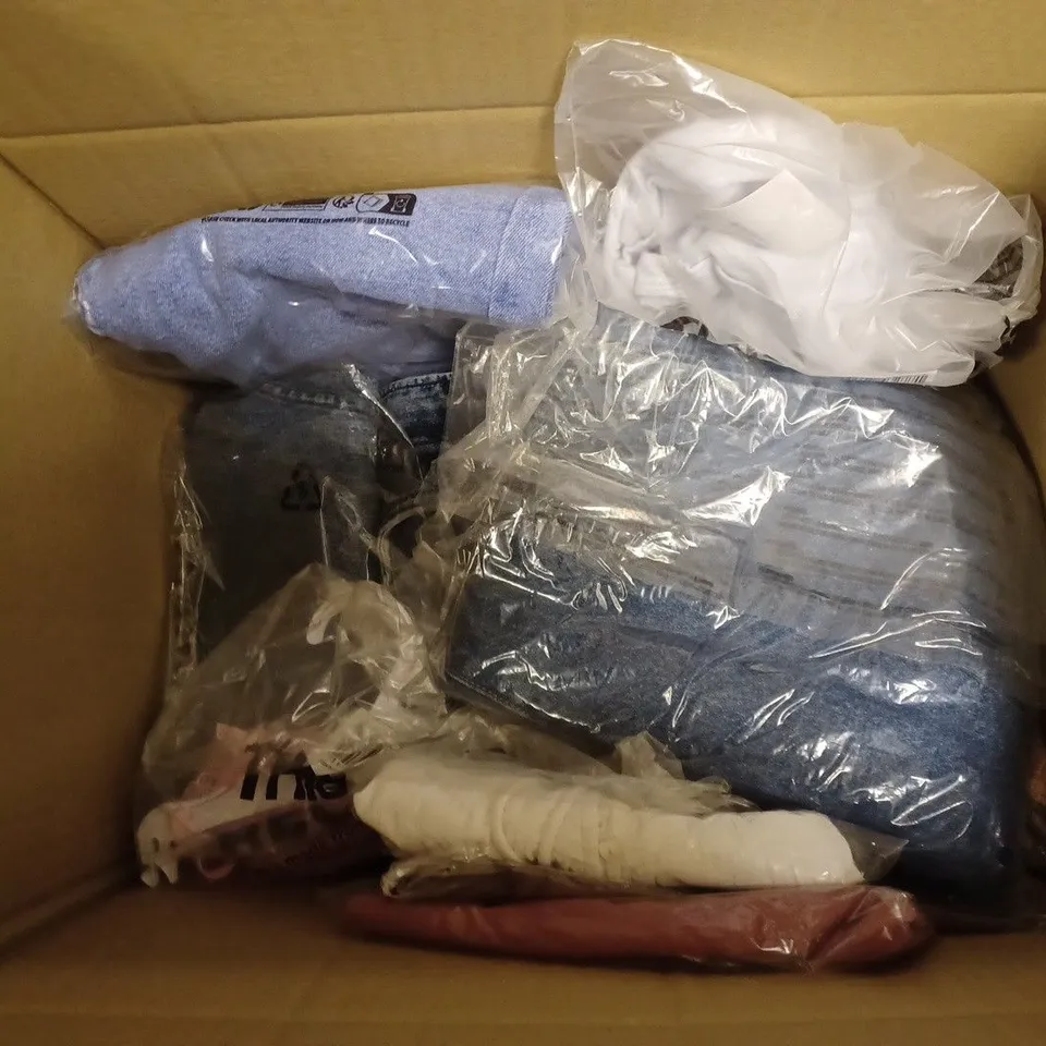 APPROXIMATELY 15 ASSORTED CLOTHING ITEMS TO INCLUDE ZIP FLEECE, CAPS, CREW SOCKS, ETC