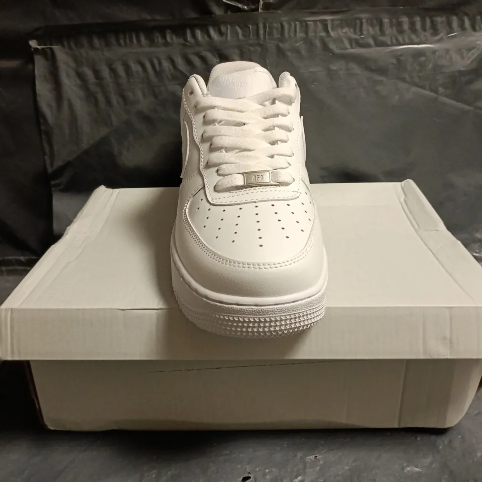 BOXED PAIR OF NIKE AIR FORCE 1 '07 TRAINERS IN WHITE SIZE UK 9