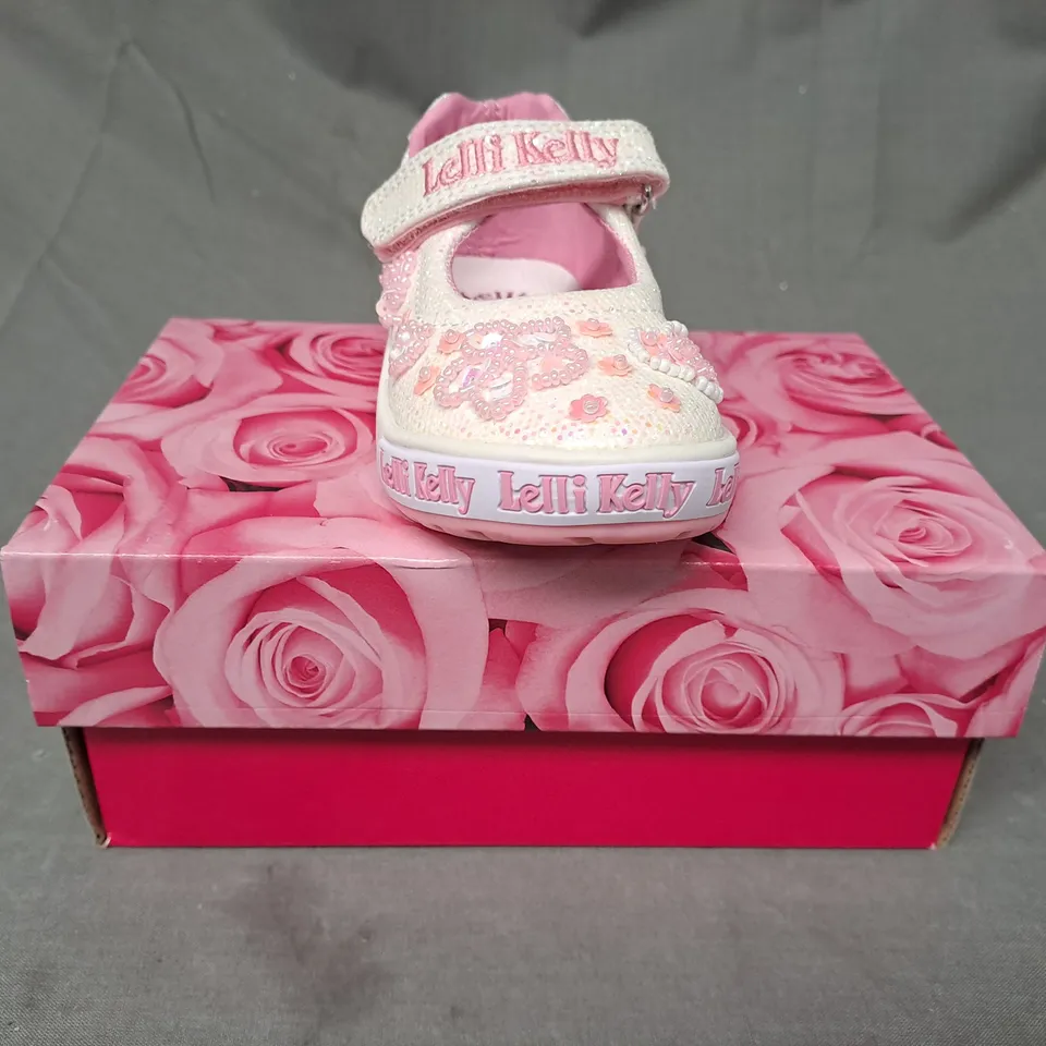BOXED PAIR OF LELLIKELLY KIDS SHOES IN WHITE W. GLITTER EFFECT EU SIZE 22