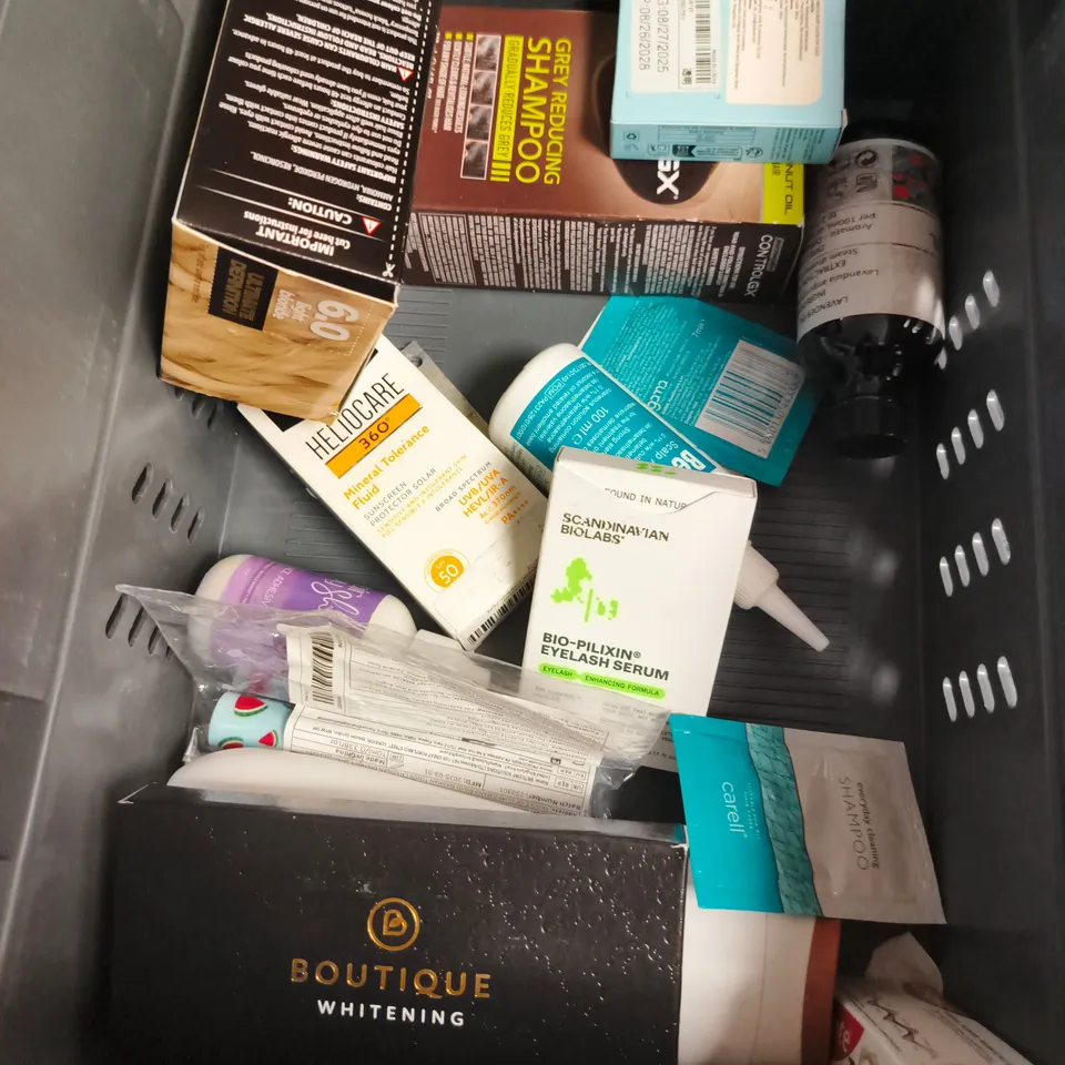 APPROXIMATEY 20 ASSORTED HEALTH AND BEAUTY PRODUCTS TO INCLUDE - DR SQUATCH SOAP - 47 SKIN TREATMENT SERUM - MANCAVE SHOWER GEL - ETC