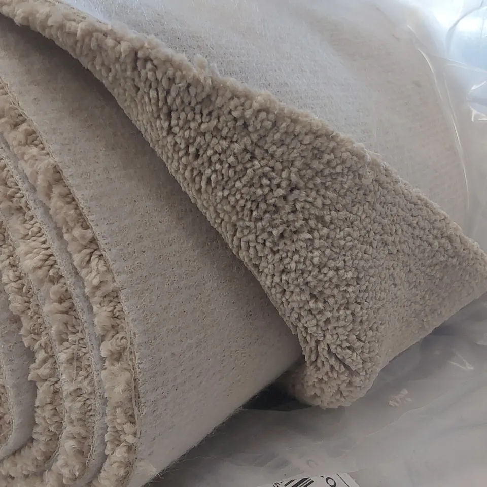 ROLL OF QUALITY HIGH BELI CARPET - APPROXIMATELY 6.4 x 4m