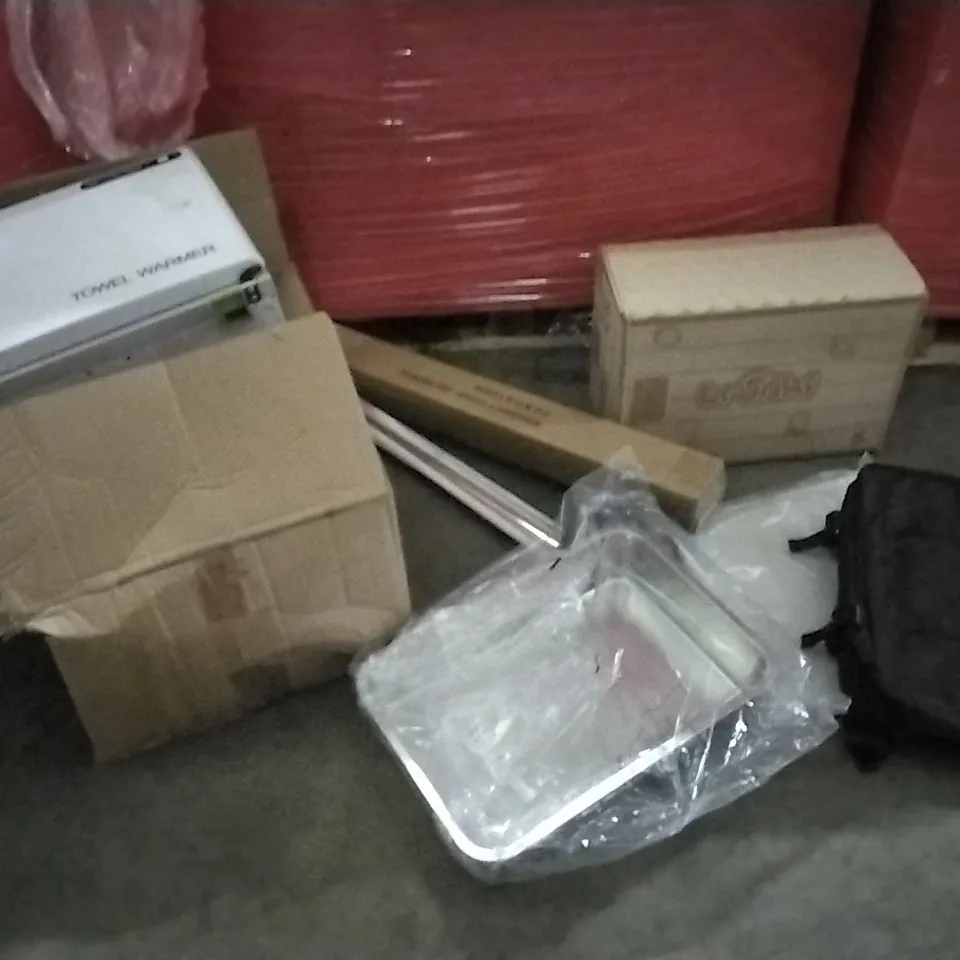 PALLET OF ASSORTED ITEMS TO INCLUDE: CONCIEE HOME TOWEL WARMER, CEILING LIGHT, STYLE BACKPACK, KITTY LITTER TRAY, TRUNKI ETC