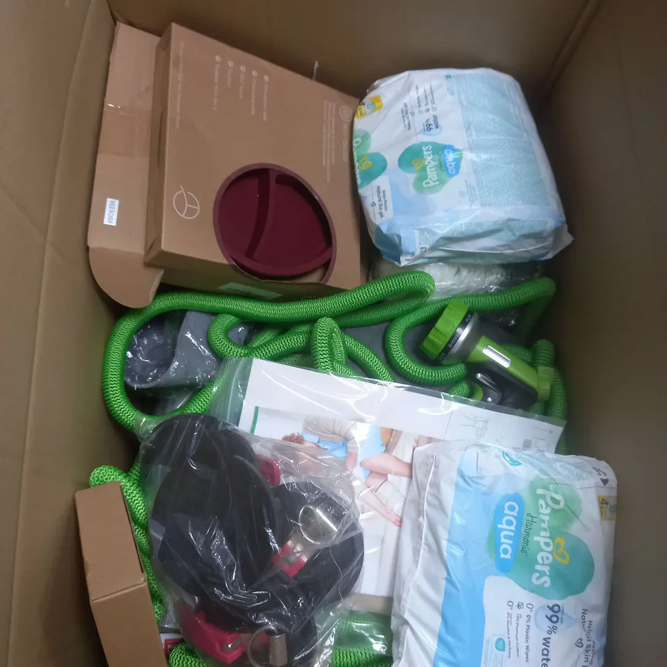 BOX OF APROXIMATELY 15 ASSORTED HOUSEHOLD ITEMS TOO INCLUDE PRIVACY SCREENS , BOTTLES , PILLOW CASES , ETC 