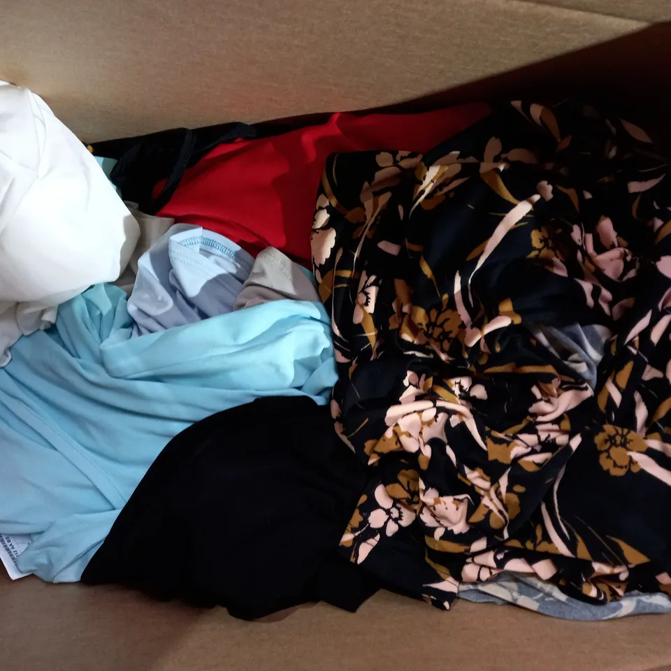 BOX OF APPROXIMATELY 10 CLOTHING AND FASHION ITEMS IN VARIOUS SIZES TO INCLUDE KIM & CO, ETC