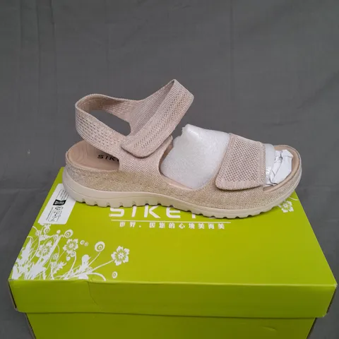 BOXED PAIR OF SIKETU SIZE 41 STRAP SANDAL IN BEIGE