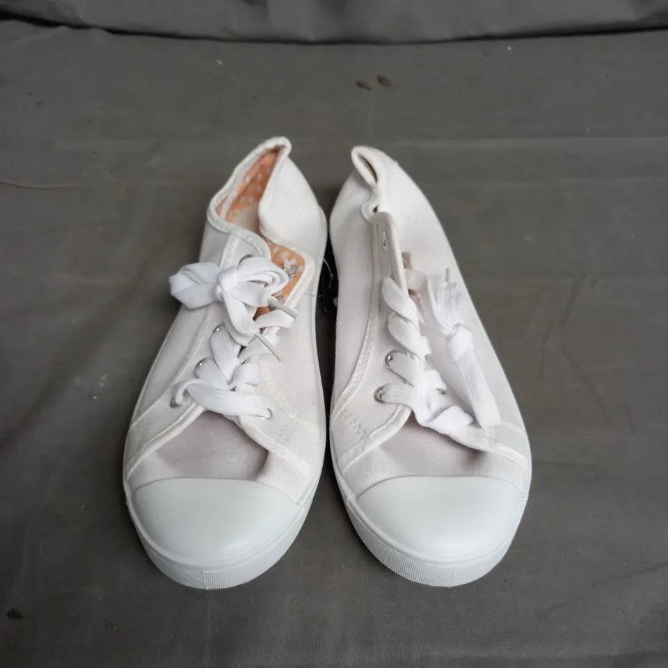 APPROXIMATELY 20 PAIRS OF WOMENS WHITE CANVAS SHOES IN VARIOUS SIZES