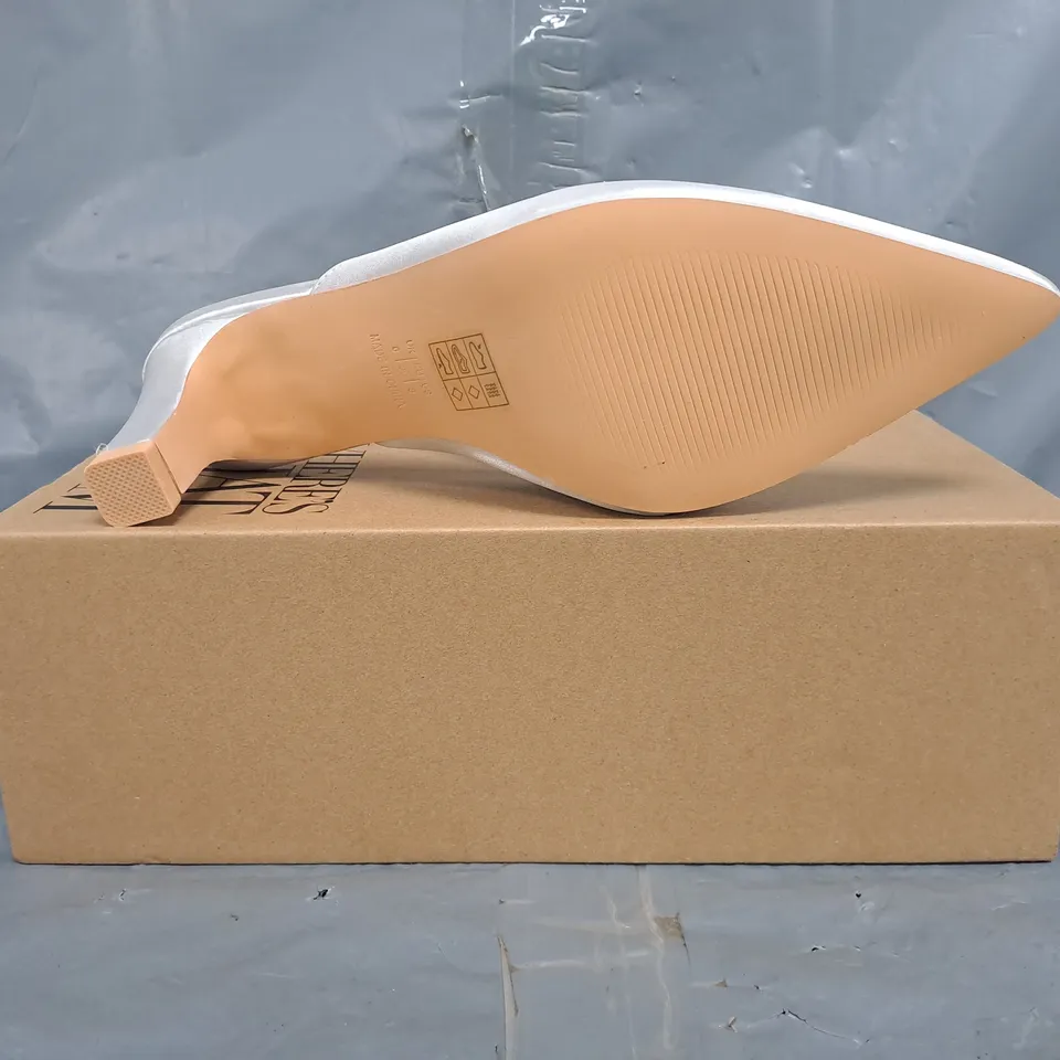 BOXED PAIR OF WHERE'S THAT FROM POINTED TOE HEELED SHOES IN SILVER SIZE UK 6