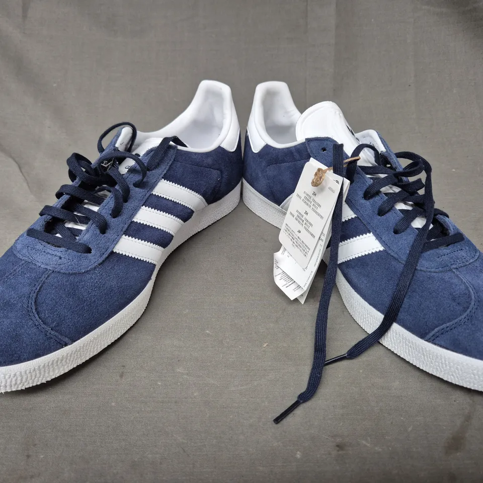 BOXED PAIR OF ADIDAS GAZELLE SHOES IN BLUE/WHITE UK SIZE 11