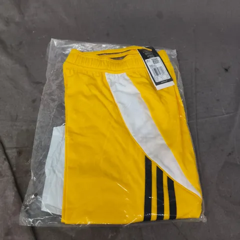 BAGGED ADIDAS YELLOW CASUAL SHORTS - SIZE S