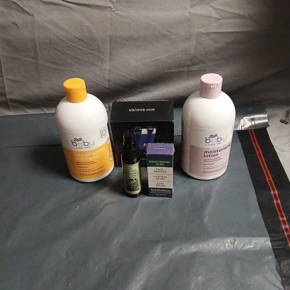 APPROXIMATELY 20 ASSORTED COSMETIC ITEMS TO INCLUDE BABY MOISTURISING LOTION, MINI SHAVER, BABY SHAMPOO, ROSEMARY EXTRACT, NAIL HARDENER ETC