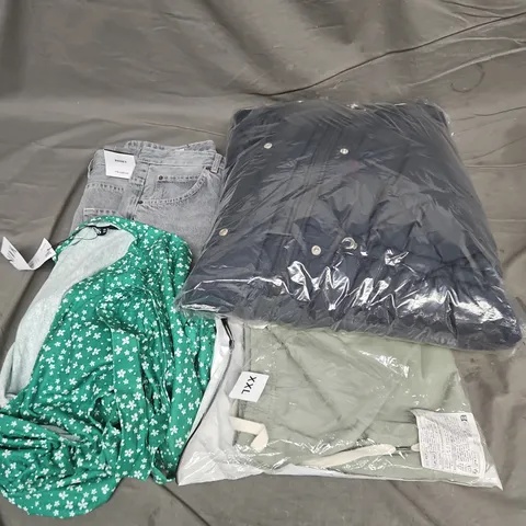 BOX OF APPROXIMATELY 20 ASSORTED CLOTHING ITEMS TO INCLUDE DRESS, JACKET, JEANS, ETC
