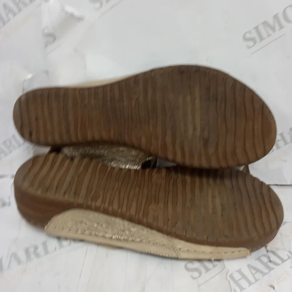 UNBOXED PAIR OF ADESSO LILY LEATHER SANDAL GOLD SIZE 8