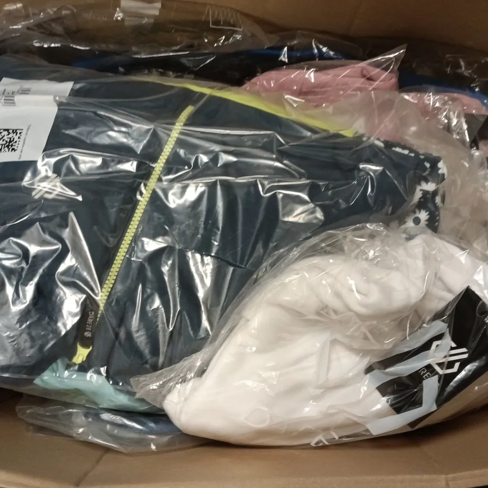 APPROXIMATELY 22 ASSORTED BRAND NEW DARE2B KIDS CLOTHING ITEMS IN VARIOUS SIZES, STYES & COLOURS TO INCLUDE JOLLY KACKET, EXPLORE FLEECE, GLACIER GLOVES, ETC - COLLECTION ONLY