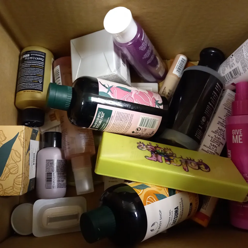 BOX OF APPROXIMATELY 20 ASSORTED COSMETICS TO INCLUDE GIVE ME HEAT SPRAY, BODY SHOP SHOWER GEL, BODY SHOP FACIAL CREAM ETC
