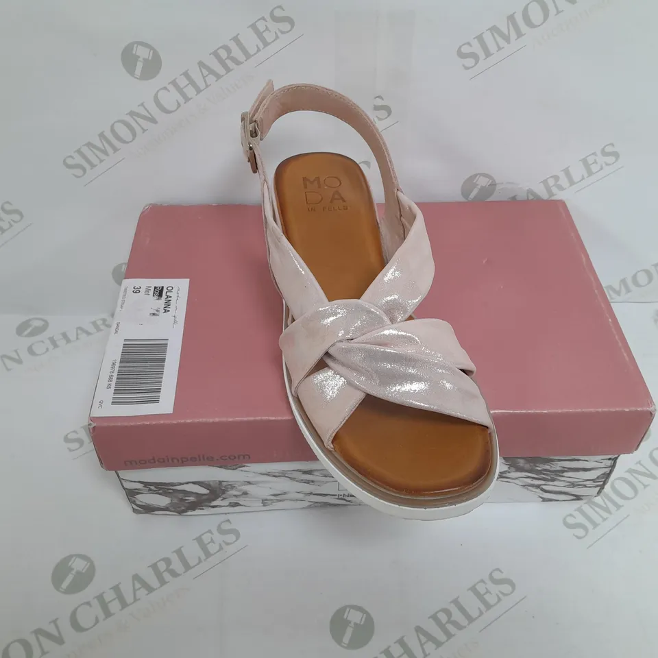 BOXED PAIR OF MODA IN PELLE OLANNA SANDALS IN ROSE GOLD METALLIC SIZE 6 