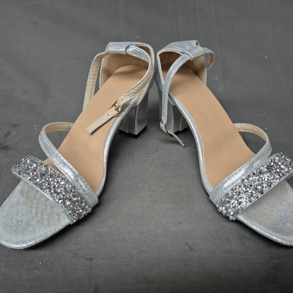 BOXED PAIR OF UNBRANDED OPEN TOE BLOCK HEEL SANDALS IN SILVER W. JEWEL EFFECT EU SIZE 38