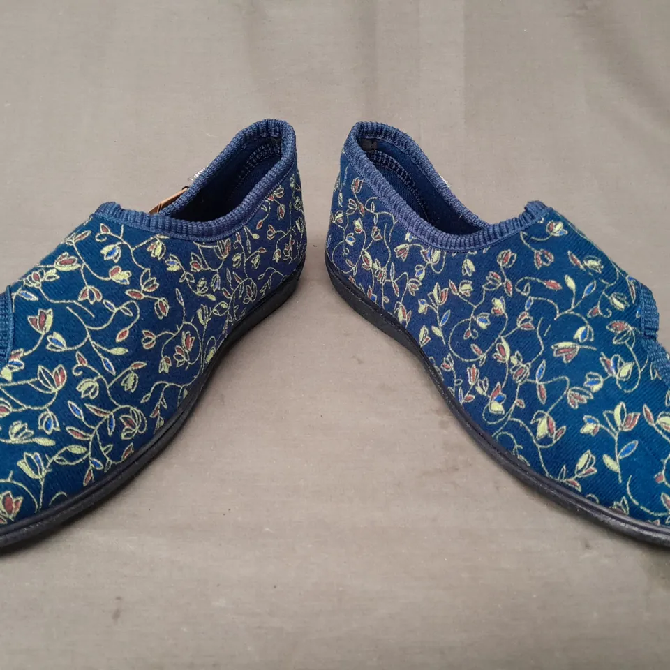 PAIR OF DUNLOP SLIPPERS IN BLUE SIZE 7